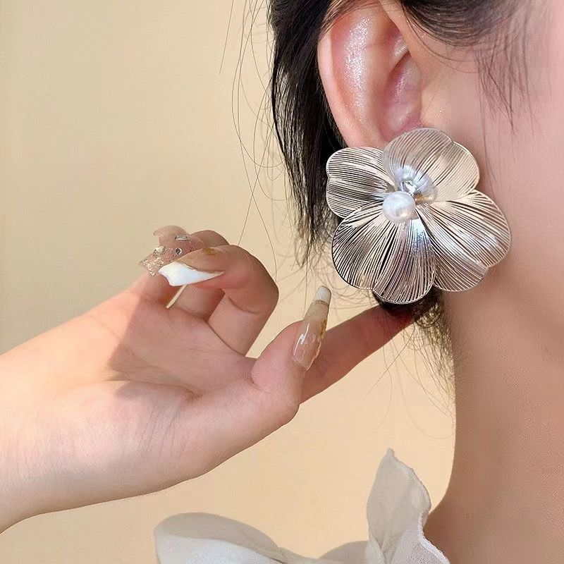 Large Flower Pearl Stud Earrings - Luxurious Design, Korean Fashion Jewelry Accessories, Perfect for Christmas Gifts